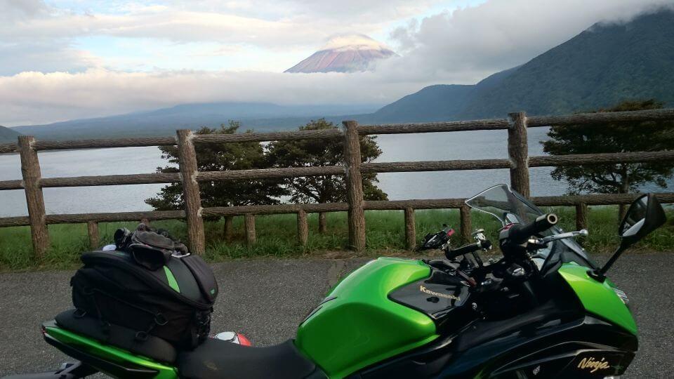 本栖湖から富士山を望む