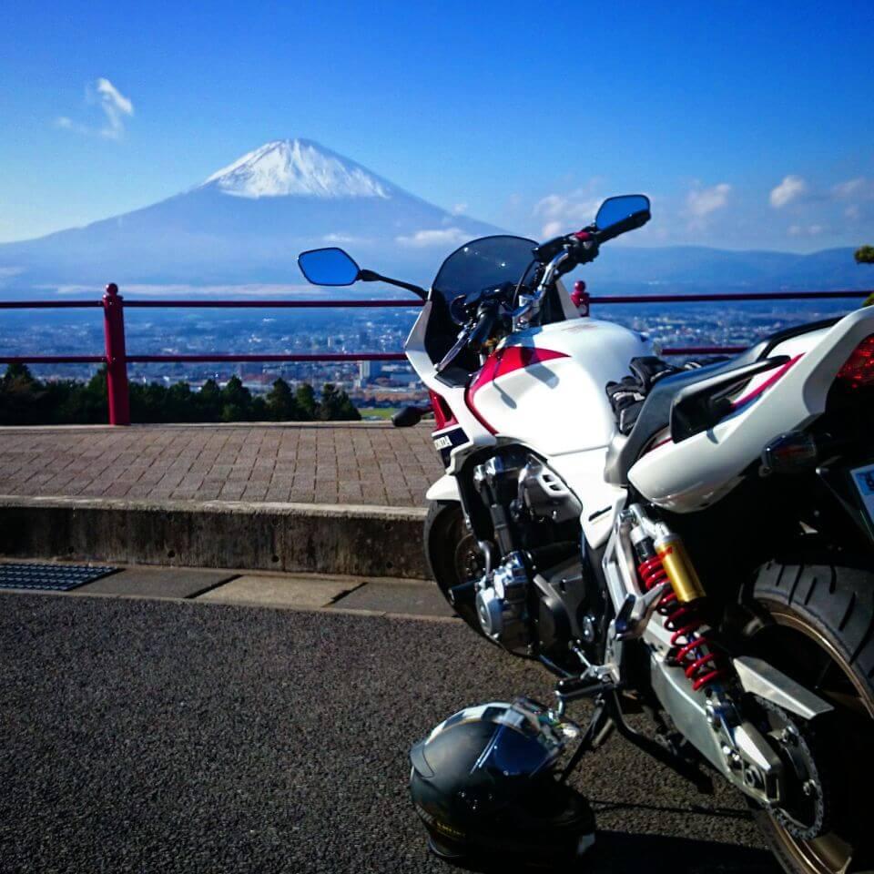 冠雪した富士山