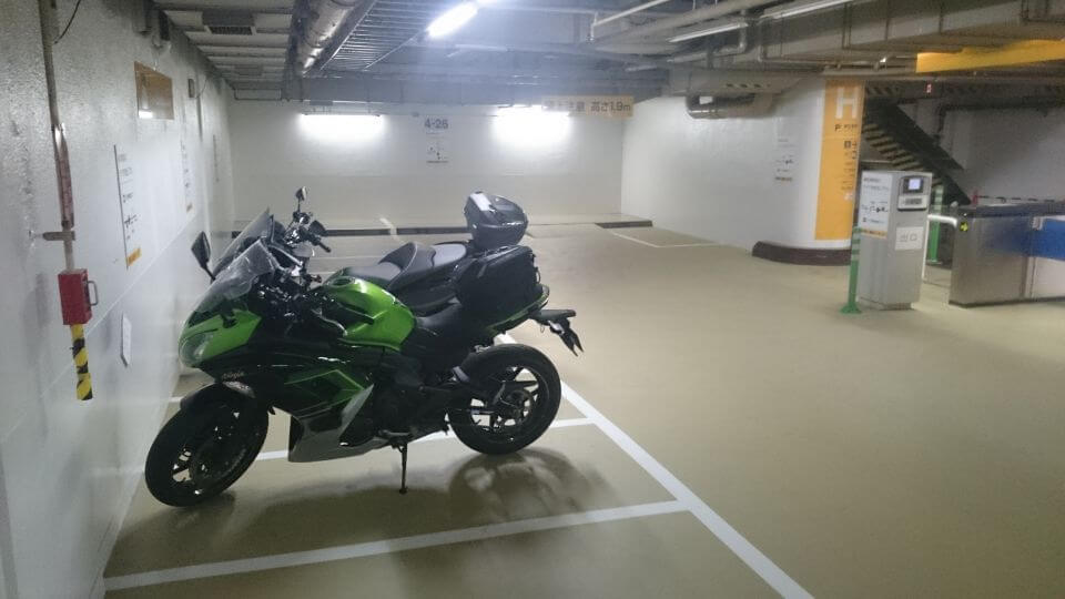 Tokyo Station Yaesu Parking: Motorcycle parking spaces