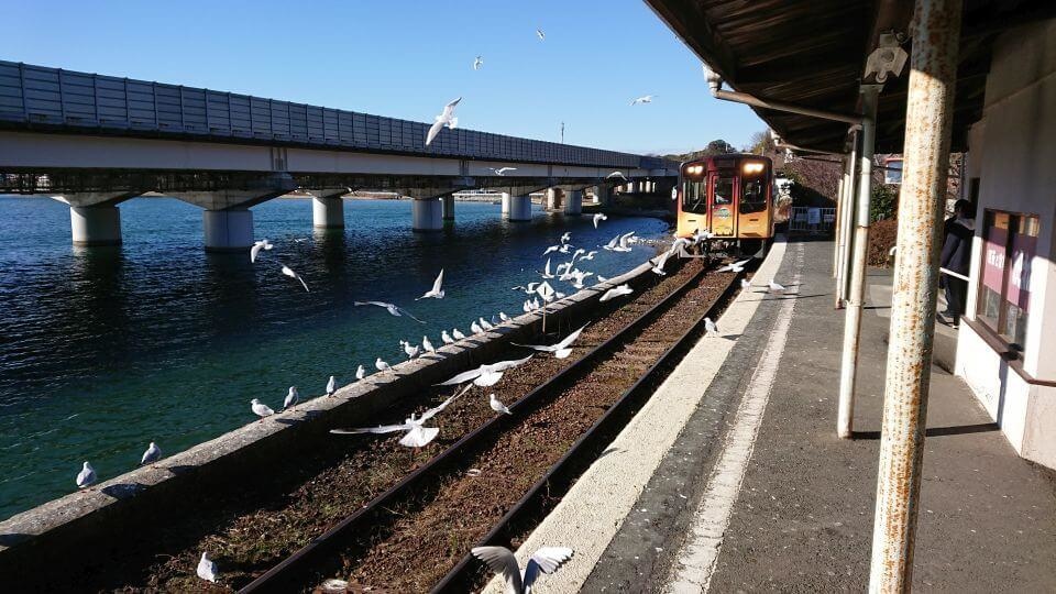 浜名湖佐久米駅ホーム：電車入線